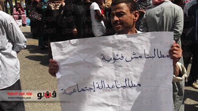 بالصور..عمال مدينة فايد يغلقون رئاسة المدينة ويرفضون التفاوض