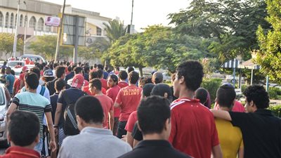 تجمهر أعضاء «ألتراس أهلاوي» للمطالبة بمشاهدة مباراة القطن