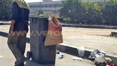 بالصور.. انتشار عمال النظافة لرفع المخلفات من شارع الهرم