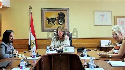 غادة والى تبحث مع مايا مرسي مشروع تدريب المرأة المهمشة