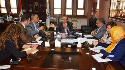 بالصور.. محافظ بني سويف يبحث مع الإسكان بدء تطوير عزبة الصفيح