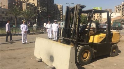 رفع الحواجز الخرسانية بمحيط قسم السيدة زينب لتسيير حركة المرور (صور)