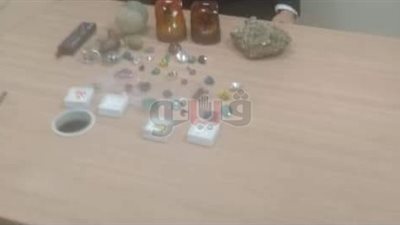 ضبط راكب حاول تهريب 76 قطعة ألماس وذهب خام بمطار القاهرة