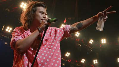 هاري ستايلز يحرج أخته على المسرح