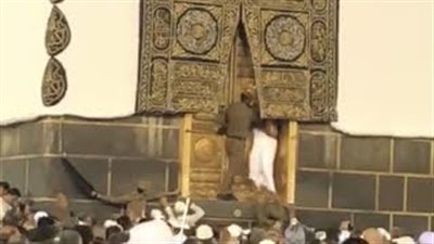 لحظة محاولة حاج فتح باب الكعبة وسقوط ملابس الإحرام (فيديو)