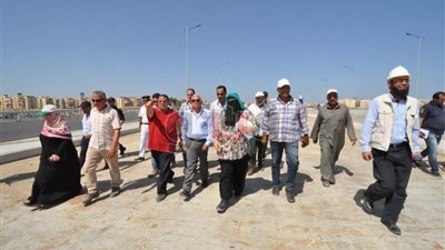 بالصور.. محافظ بورسعيد يتفقد العمل بكوبري قناة الاتصال