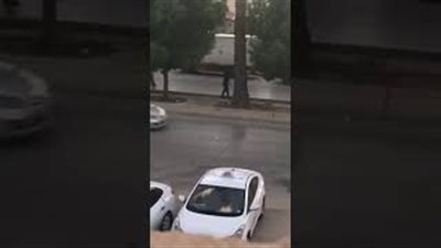 لحظة اعتداء 3 أشخاص على سعودي ومحاولة سرقته بالرياض (فيديو)