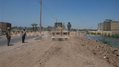 بالصور.. رفع 2700 طن قمامة بحي الأربعين في أسيوط