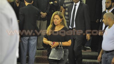 بالفيديو والصور.. «يسرا» و«لبلبة» و«ليلى علوي» في عزاء «خالد صالح»