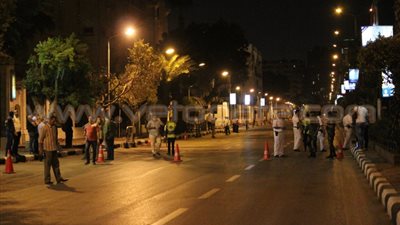 توافد أهالي بين السرايات على شارع ثروت لتحية «السيسي»