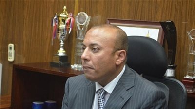 محافظ المنوفية السابق بالبدلة البيضاء داخل قفص الاتهام في قضية الرشوة