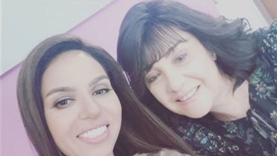 نسرين أمين تنشر صورتها مع شيرين من كواليس تصوير «عائلة زيزو»