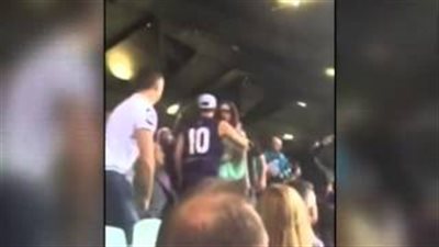 بالفيديو.. رجل يعتدى على امرأة خلال مباراة لكرة القدم