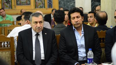 وصول «عصام شرف» و«هاني رمزي» و«زينة» إلى عزاء «خالد صالح»