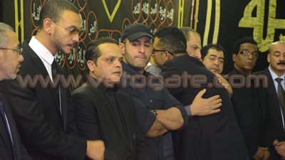 بالصور.. وصول عدد كبير من الفنانين إلى عزاء «خالد صالح»