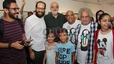 في حضرة أحمد أمين.. مبادرة لمشاركة الجمهور في اختيار ملابس الفنانين (فيديو)