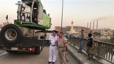 بالصور.. بدء إصلاح ميل بكوبري مشاة بشبرا الخيمة