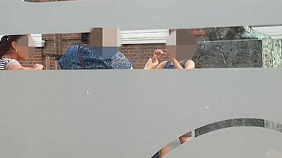 امرأة تمنح طفلا «سيجار» ليدخنه بشوارع لندن (فيديو)