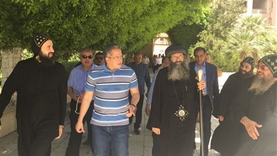 وزير الآثار يتفقد دير المحرق والكنيسة القديمة بأسيوط (صور)