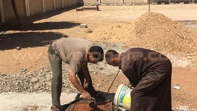 بالصور.. معلمان يقطعان إجازة العيد لإنهاء أعمال الصيانة بمدرستهما