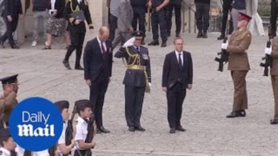 سخرية من رئيسة وزراء بريطانيا بسبب انحنائها أمام الأمير ويليام (فيديو)