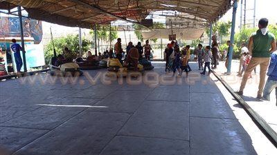 بالصور.. إقبال الأطفال على السيارات الكهربائية بملاهي استاد قنا