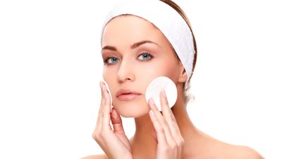 4 خطوات للعناية بالبشرة الحساسة والحفاظ على نضارتها