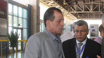 رئيس القابضة للمطارات يتفقد سير العمل داخل صالات مطار القاهرة