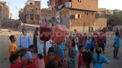 بالصور.. تدشين حملة «عاوزين ميه» احتجاجا على انقطاع المياه بأسوان