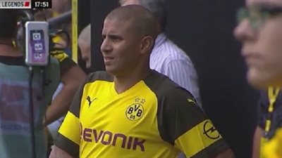 زيدان يشارك في لقاء أساطير دورتموند وليفربول (صور)