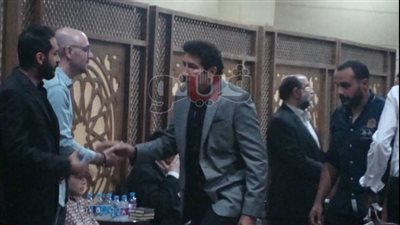 بالصور.. وصول هاني رمزي وهنيدي وشوبير عزاء والد المنتج خالد حلمي
