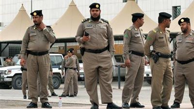 الأمن السعودي يحبط تهريب 9 آلاف زجاجة خمر داخل شاحنتين