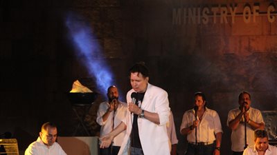 إيمان البحر درويش يرقص على أغانيه بكواليس مهرجان القلعة (فيديو)