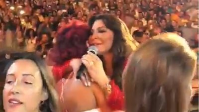 محبو إليسا يحملونها على المسرح بأولى حفلاتها بعد شفائها من السرطان