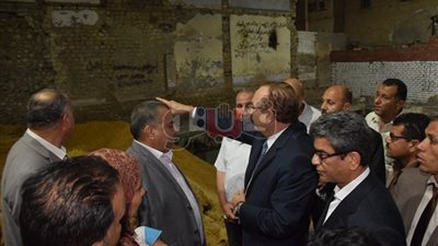 بالصور.. محافظ بني سويف يتفقد الشوارع وترميم مبنى تراثي