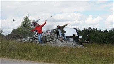 بالفيديو.. متسابق يفقد السيطرة على السيارة ويدهس متفرج