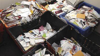 ساعى بريد مدمن خمور يحتفظ بـ 40 ألف رسالة في منزله