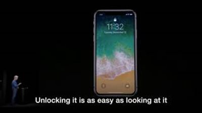 بالفيديو.. «آيفون X» يتسبب في إحراج نائب رئيس آبل على الهواء