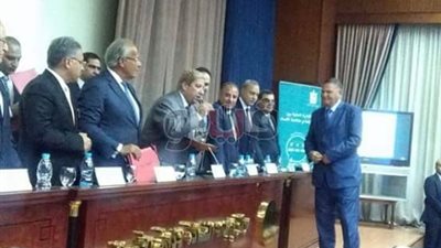 هشام الشريف يكرم السكرتير المساعد لمحافظة الإسماعيلية