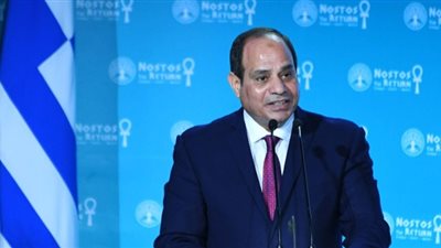 السيسي يستمع لعرض تفصيلي لمشروع قناطر أسيوط الجديدة على ماكيت