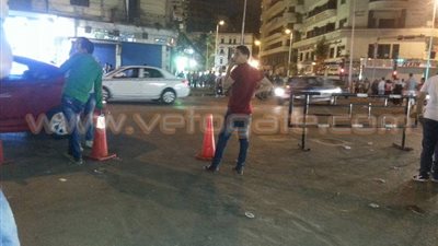 بالصور.. الأمن يغلق شارع طلعت حرب لتكدس المواطنين أمام دور السينما