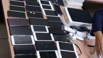 ضبط راكب حاول تهريب 88 هاتف آيفون بمطار القاهرة (صور)