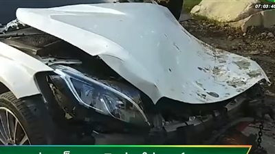 أنبوب يتسبب في تدمير سيارة مرسيدس (فيديو)