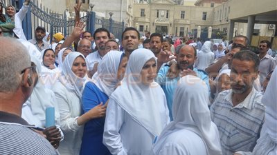 بالصور.. العاملون بمستشفى الميرى بالإسكندرية يعلقون إضرابهم