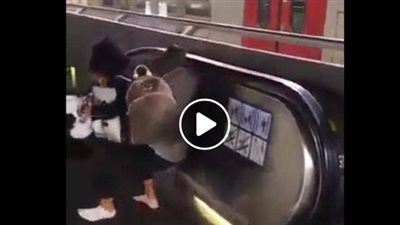 بالفيديو.. رد فعل فتاة تركب السلم الكهربائي لأول مرة