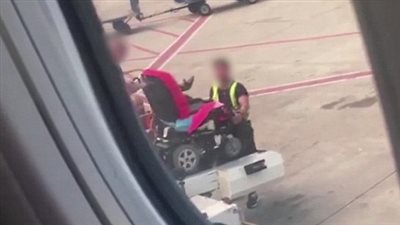 موظفو مطار يحطمون مقعدا متحركا لامرأة مريضة (فيديو وصور)