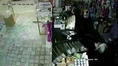 بالفيديو.. لحظة سرقة لص سوبر ماركت بالسعودية