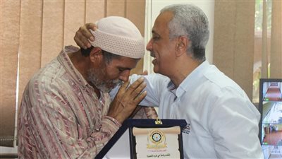 رئيس حى غرب المنصورة يكرم عمال النظافة (صور)