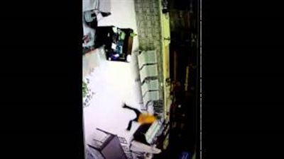 بالفيديو.. شاب يسرق مطعم أمام العمال