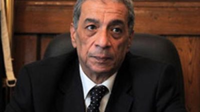 ضابط يسحل سيدة أمام مكتب النائب العام